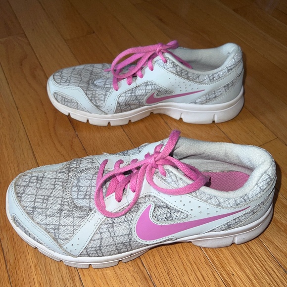 Ladies Nike Sneakers Size 7 - Picture 2 of 6